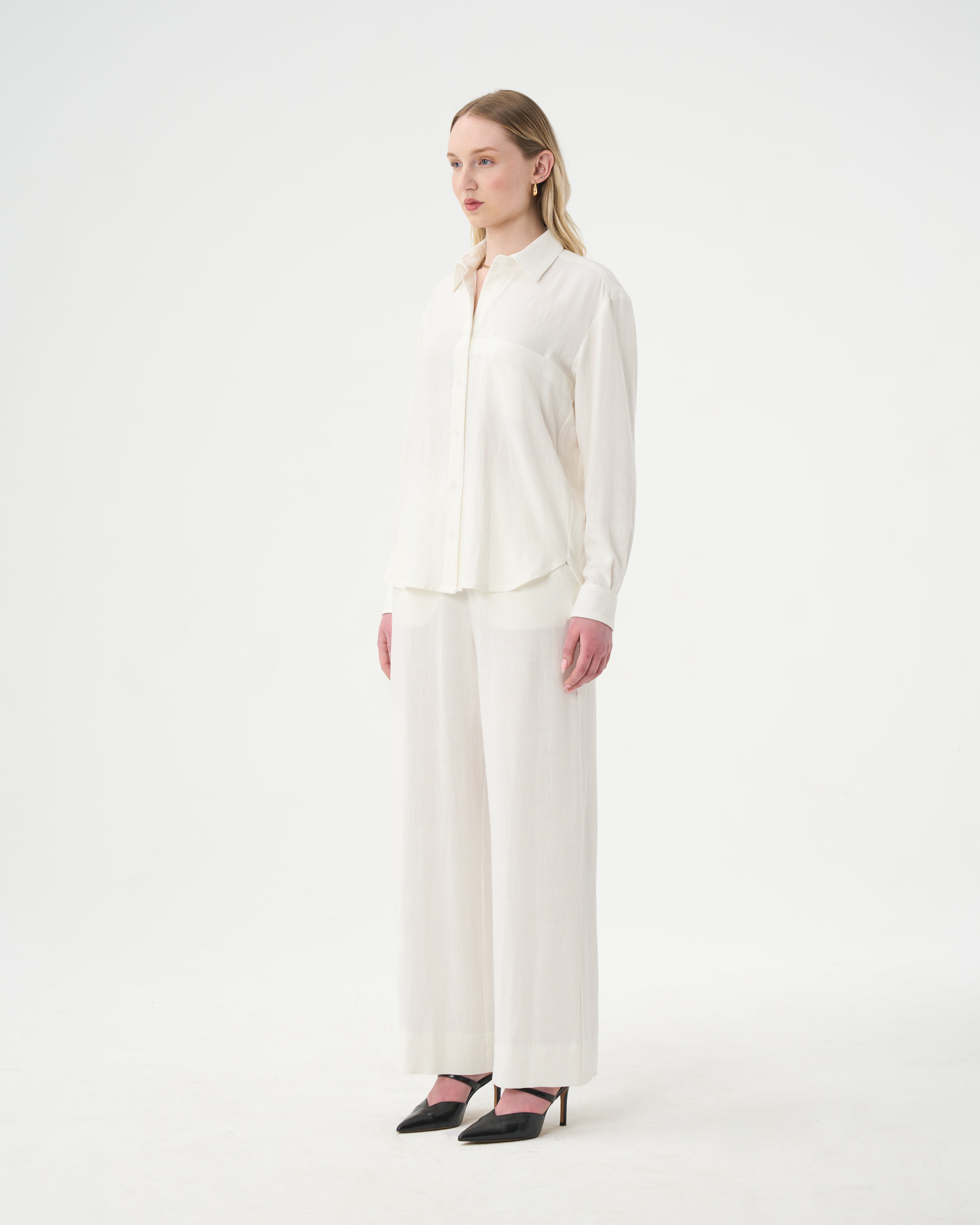 VALERIE C. - Chemise oversized blanche en lin. Côté.