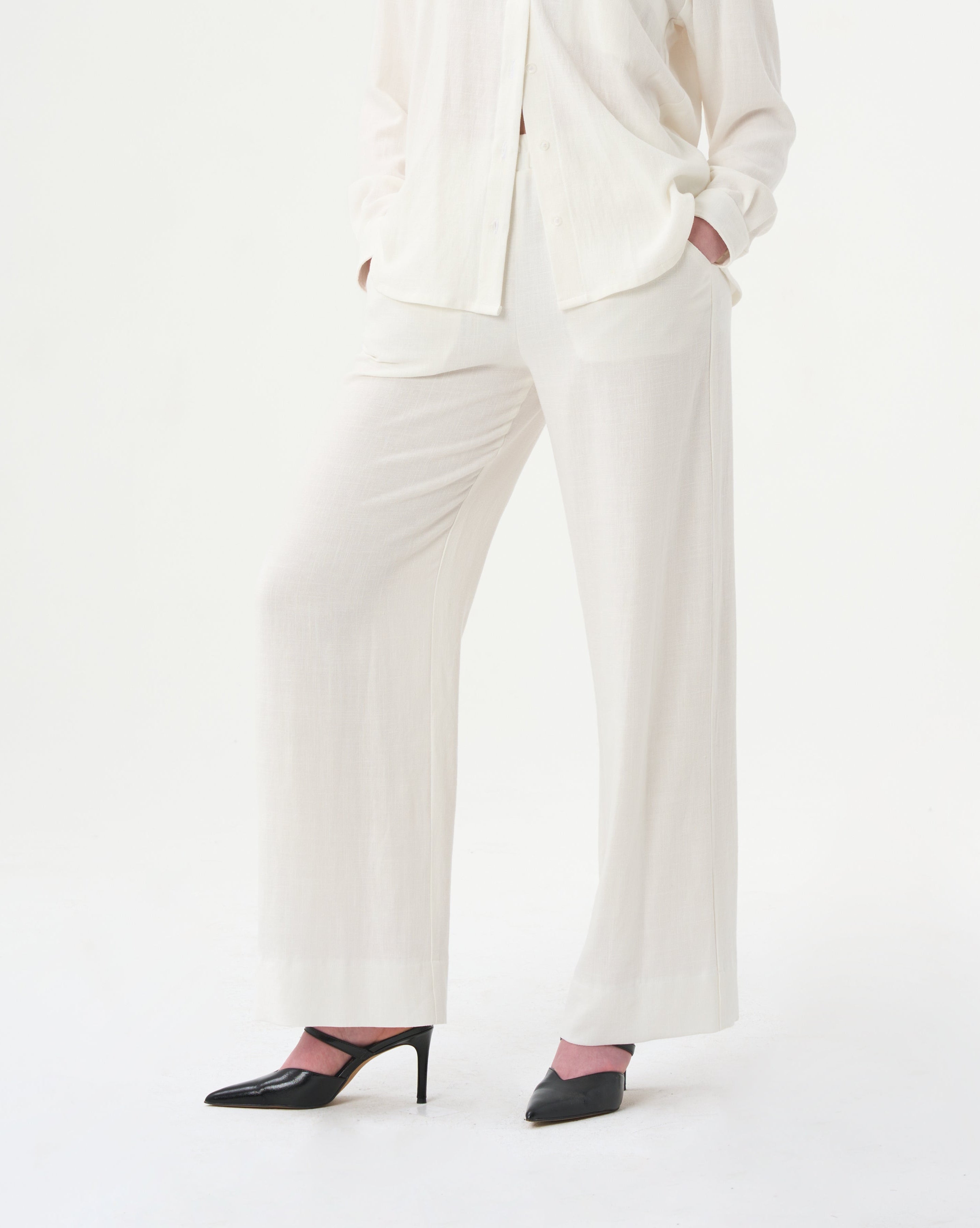 VALERIE C. - Chemise oversized blanche en lin. Devant.