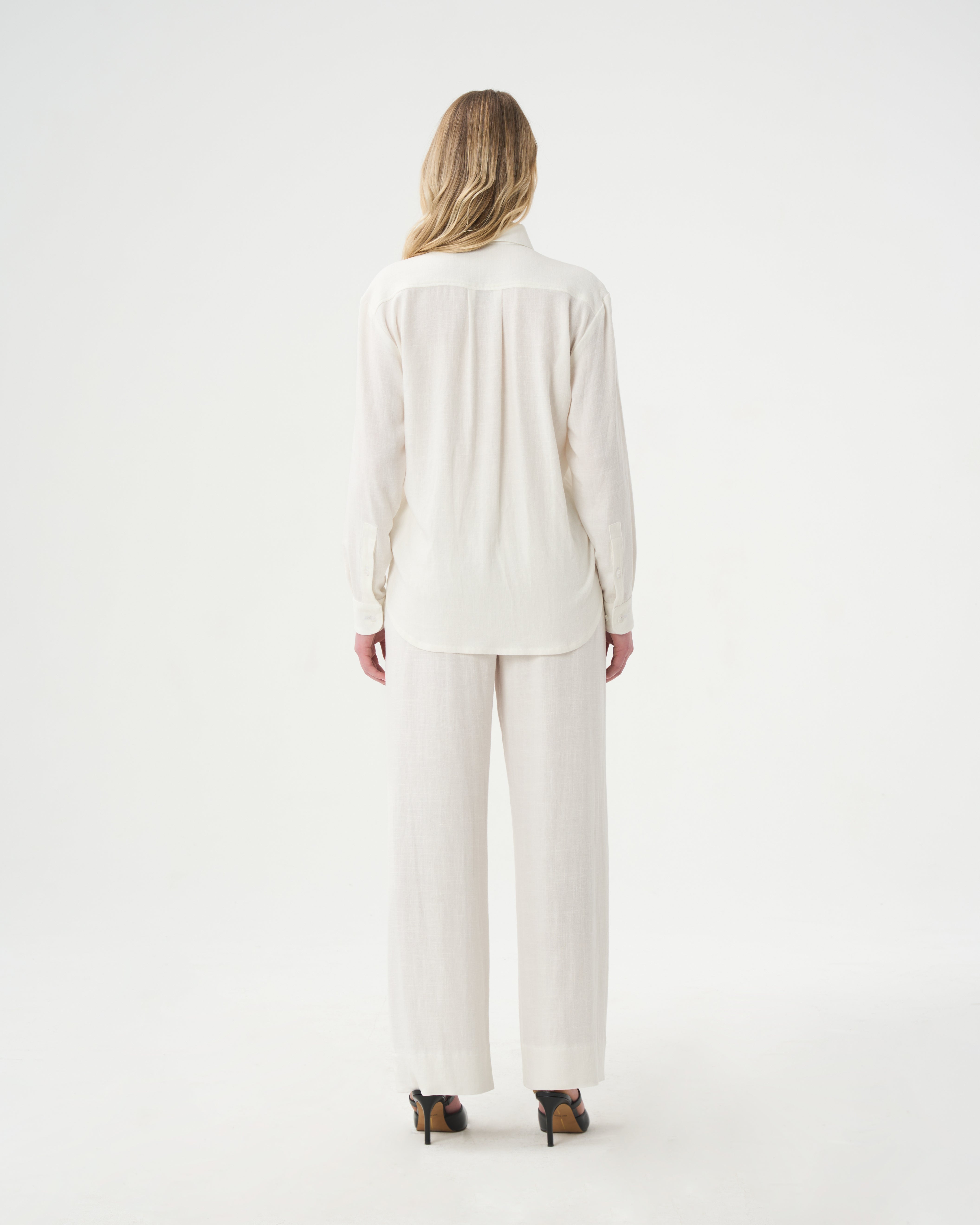 VALERIE C. - Chemise oversized blanche en lin. Dos