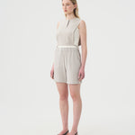 VALERIE C. Bermuda en lin gris pâle pour femme. Look complet.