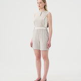 VALERIE C. Bermuda en lin gris pâle pour femme. Look complet.