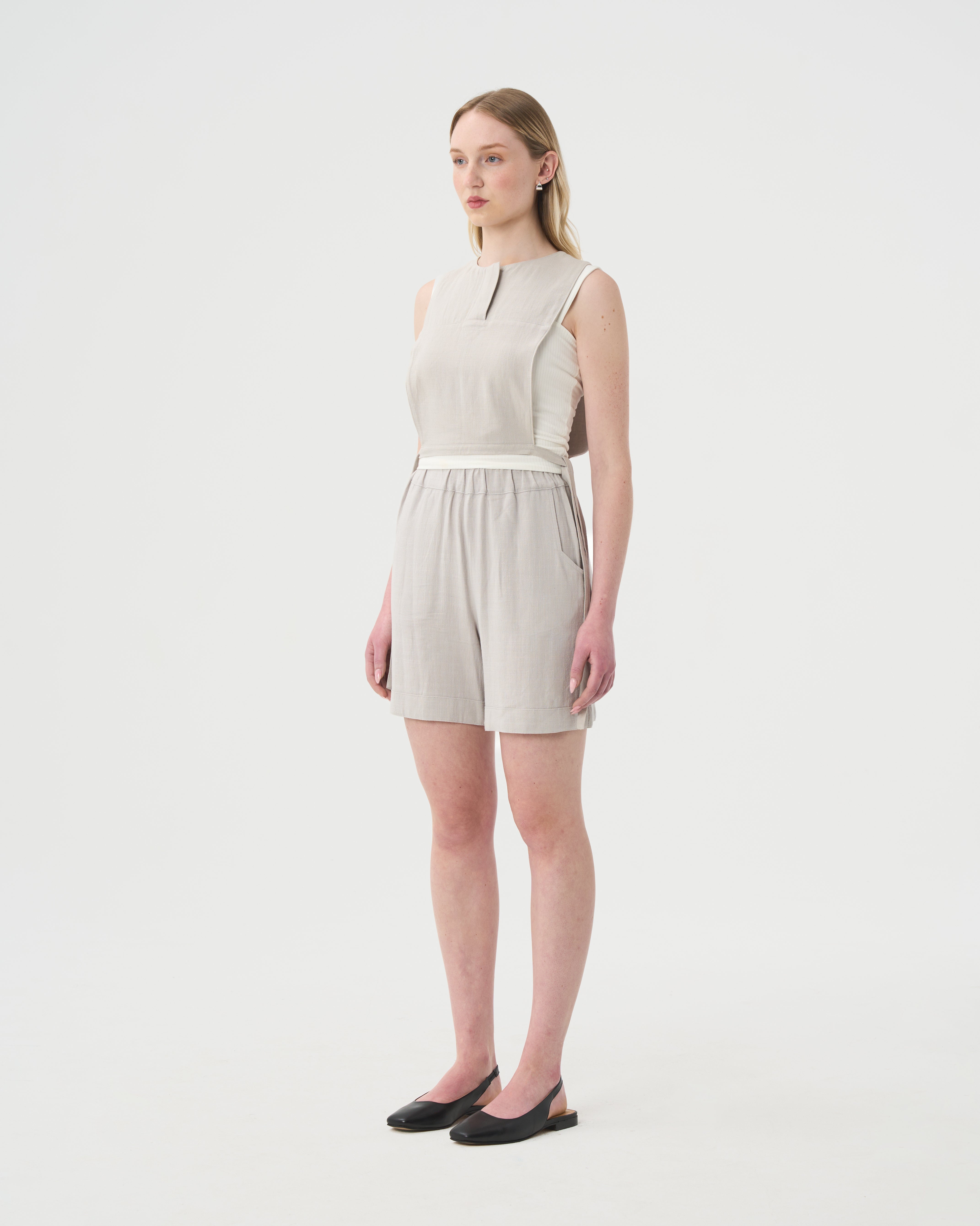 VALERIE C. Bermuda en lin gris pâle pour femme. Look complet.