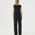 Pantalon et camisole en lin noir pour femme.