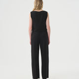 Pantalon et camisole en lin noir pour femme.