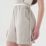 Bermuda en lin gris pâle pour femme. Détail de la poche.