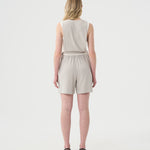 Valerie c. Bermuda en lin gris pâle pour femme. Look complet dos.