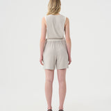 Valerie c. Bermuda en lin gris pâle pour femme. Look complet dos.