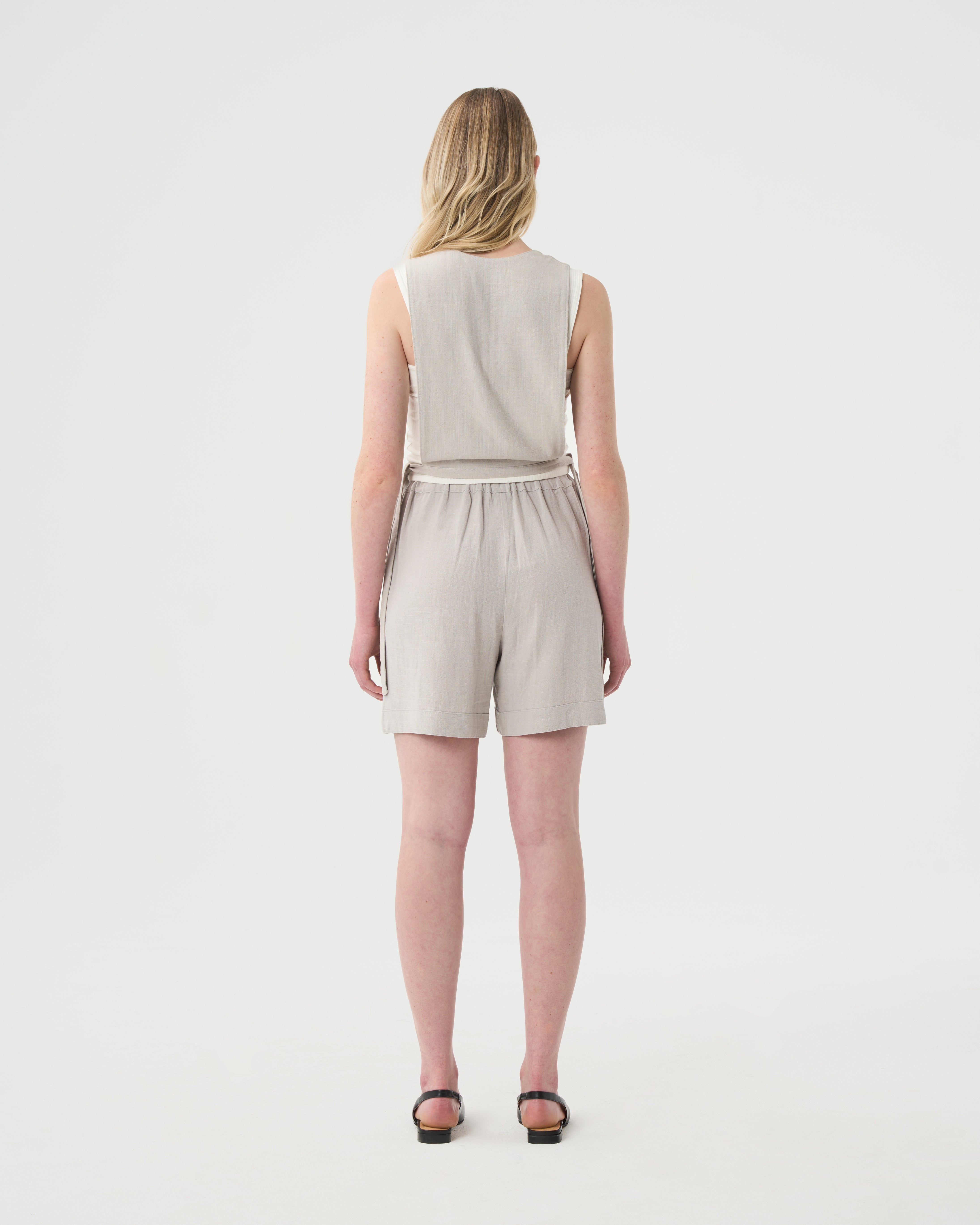 Valerie c. Bermuda en lin gris pâle pour femme. Look complet dos.