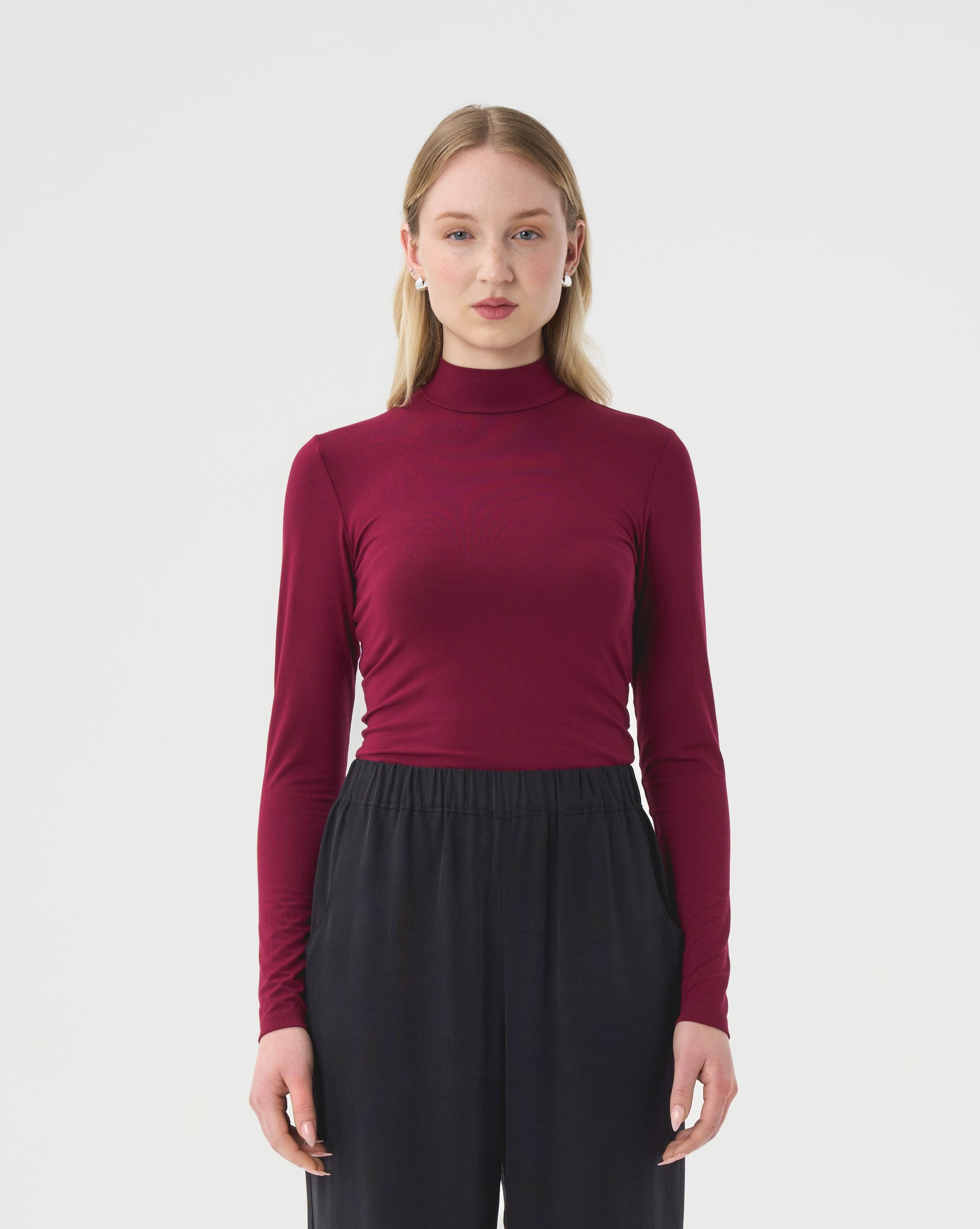 Classique Turtleneck Raisin Bourgogne pour femme.