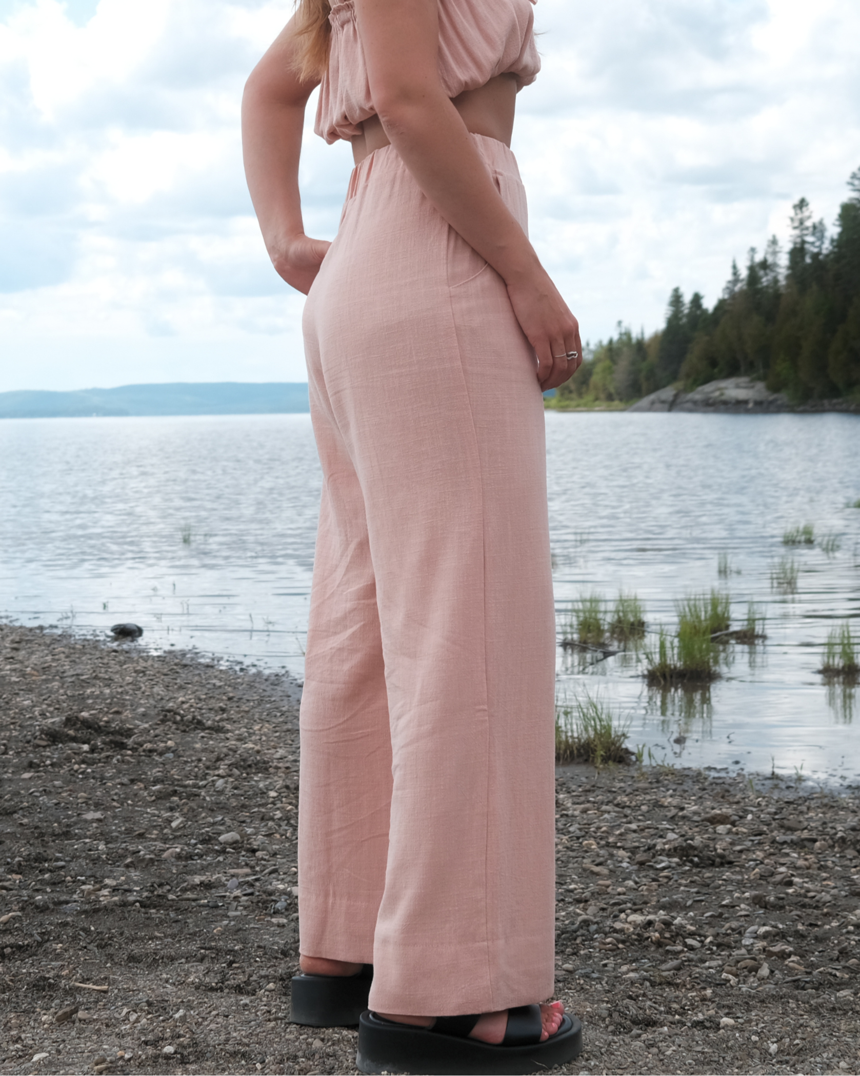Pantalon en lin pêche pour femme.