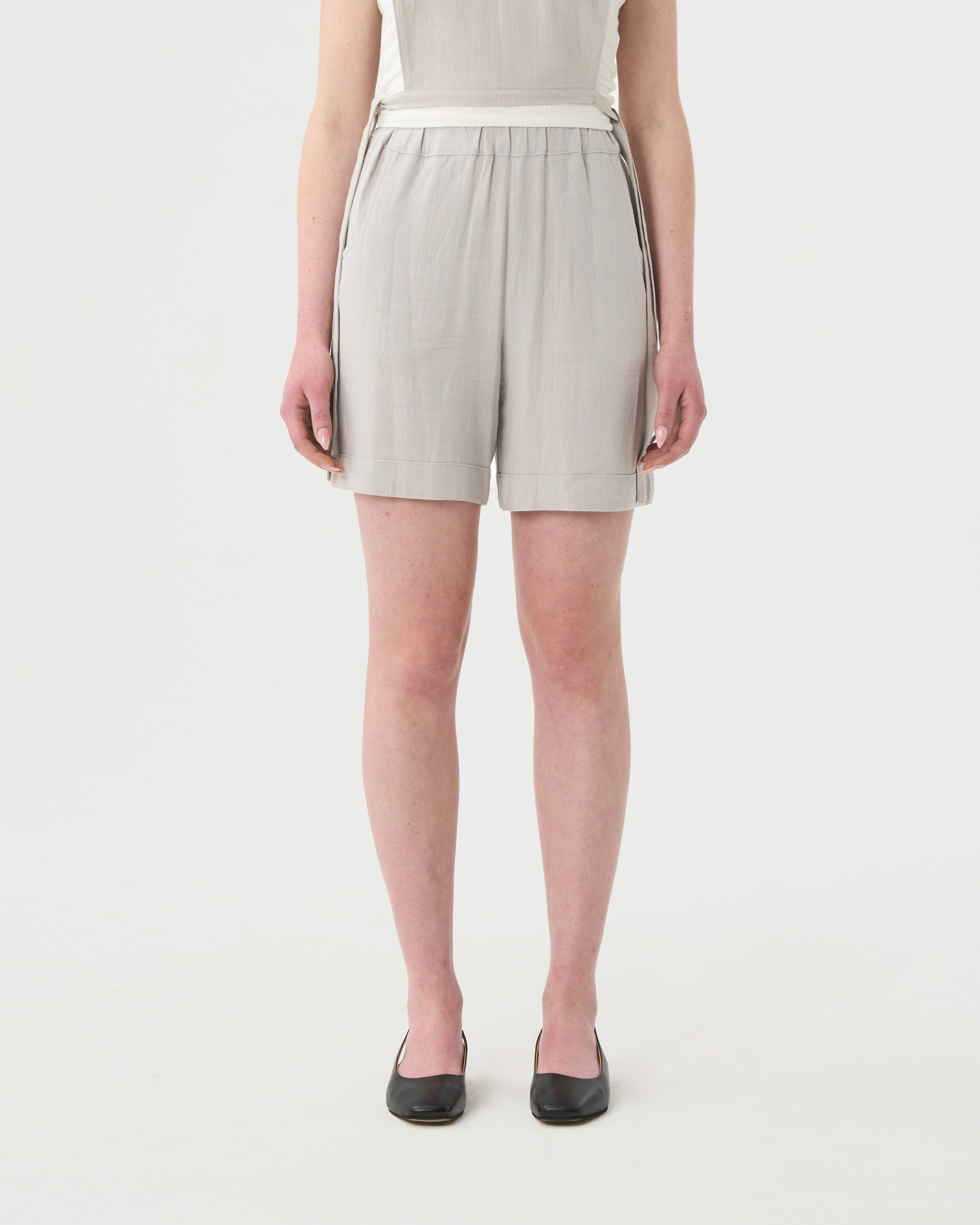 Bermuda gris en lin pour femme.