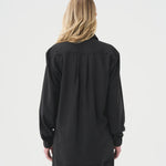Chemise ample et fluide noire pour femme. Chemise en Tencel fait au Québec.