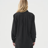 Chemise ample et fluide noire pour femme. Chemise en Tencel fait au Québec.