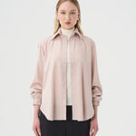 Chemise masculine ample pour femme de couleur blanc rosé. Fait au Québec.