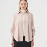 Chemise masculine ample pour femme de couleur blanc rosé. Fait au Québec.