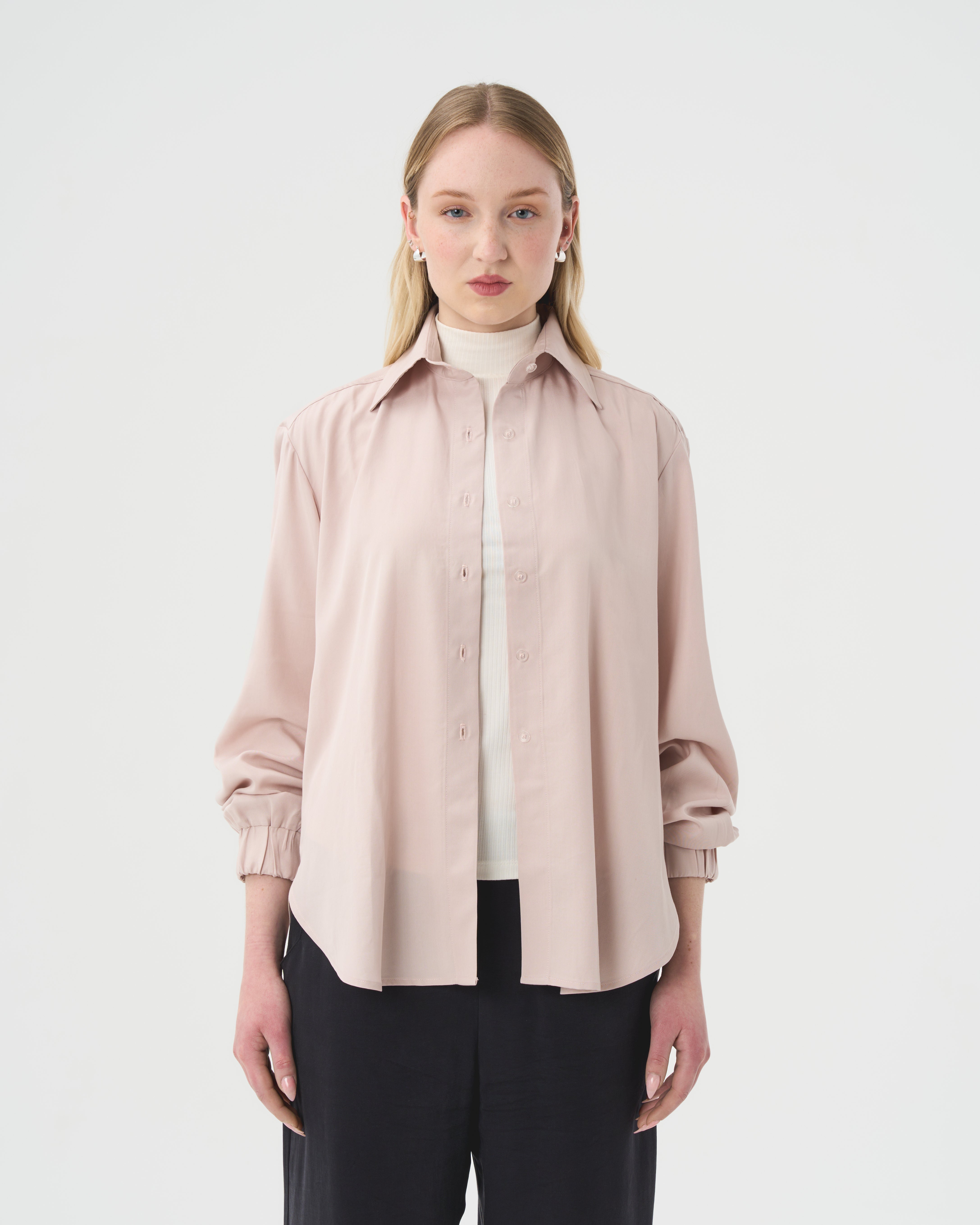 Chemise masculine ample pour femme de couleur blanc rosé. Fait au Québec.