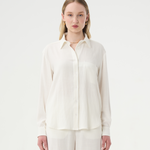 Classique chemisier blanc en lin pour femme.