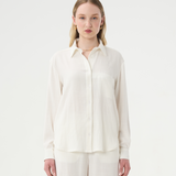 Classique chemisier blanc en lin pour femme.
