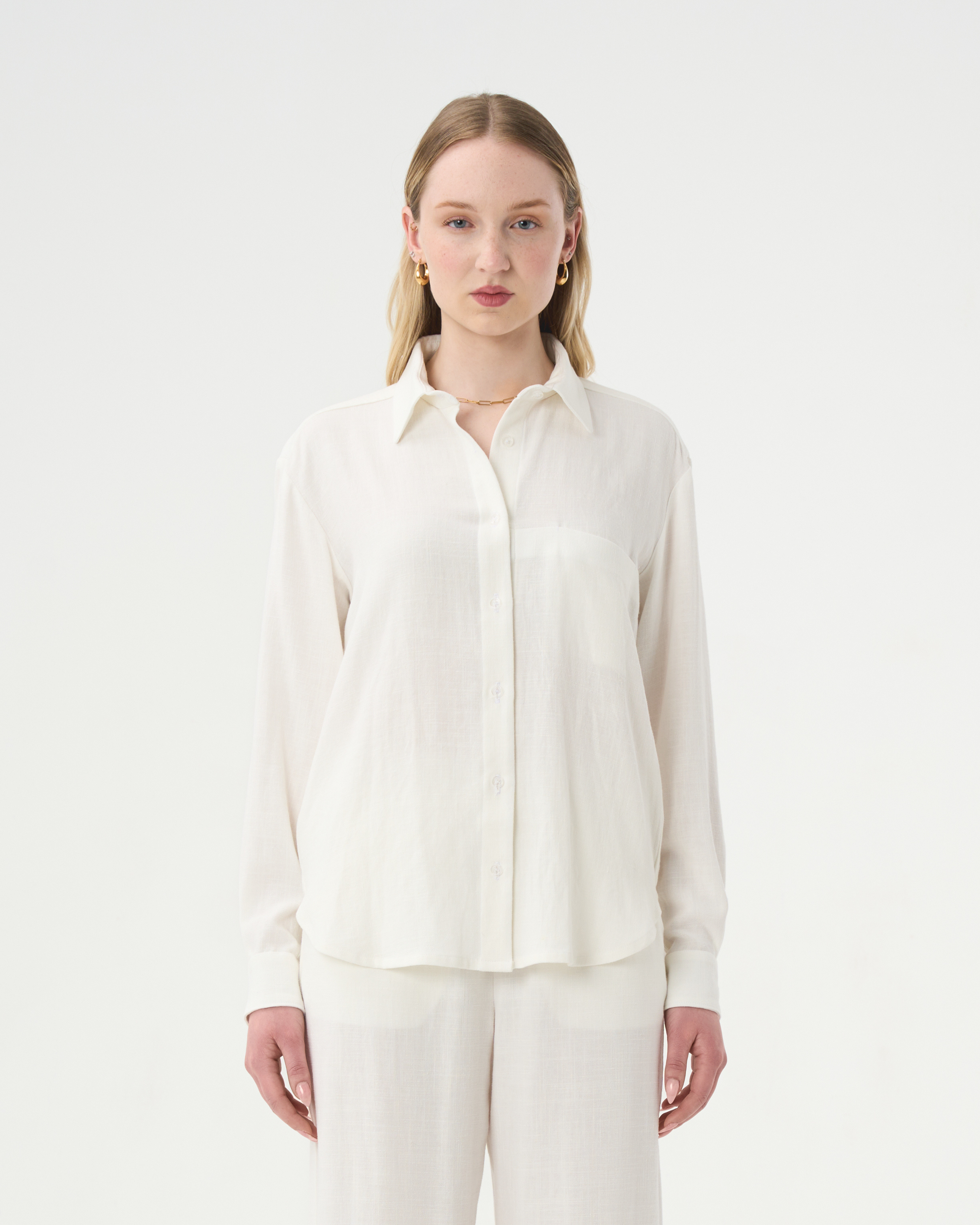 Classique chemisier blanc en lin pour femme.