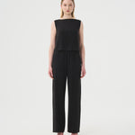 Pantalon et camisole en lin noir pour femme.
