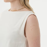 Détail. Haut à encolure bateau en lin pour femme.