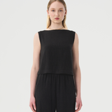 Haut à encolure bateau noir en lin pour femme.