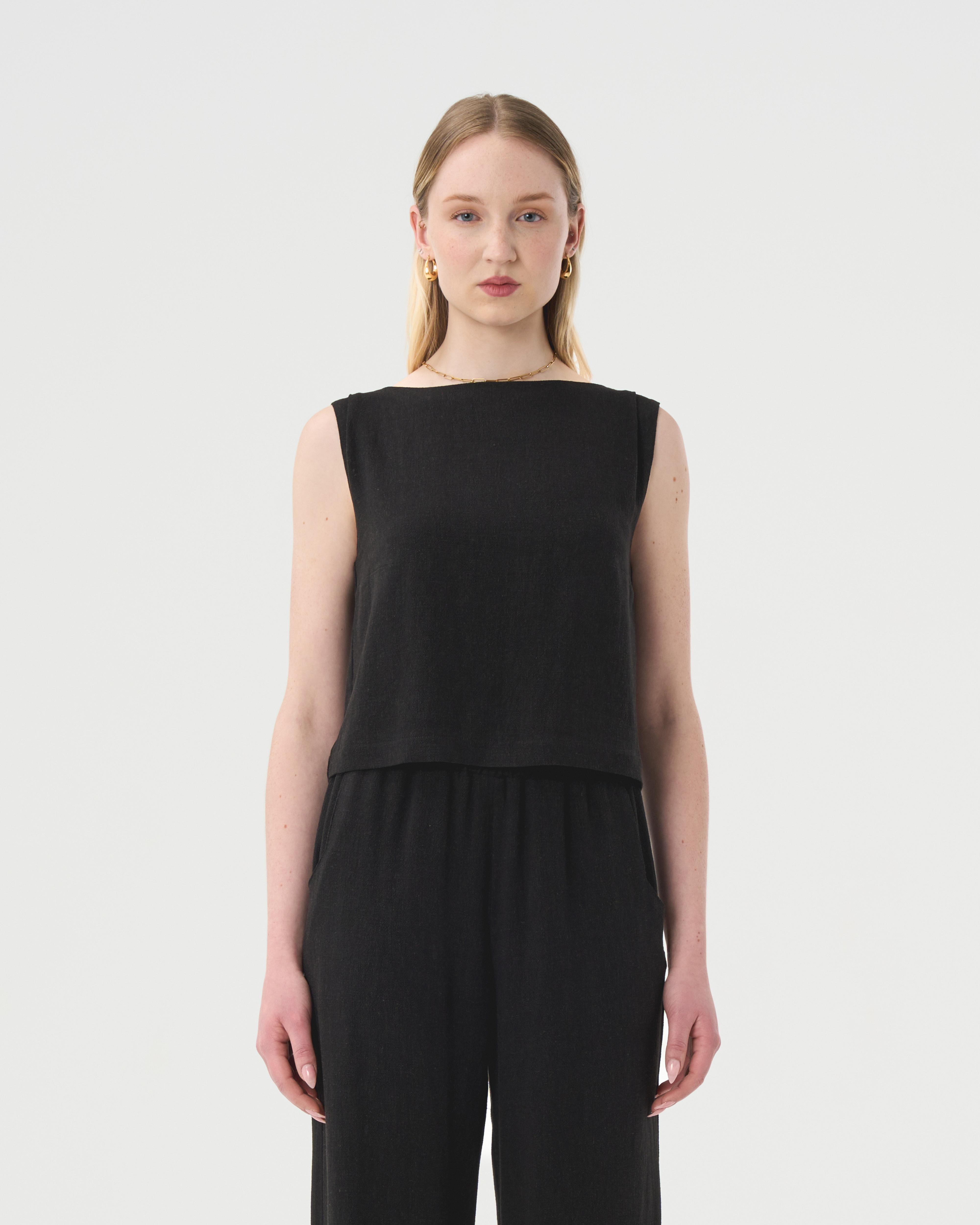 Haut à encolure bateau noir en lin pour femme.