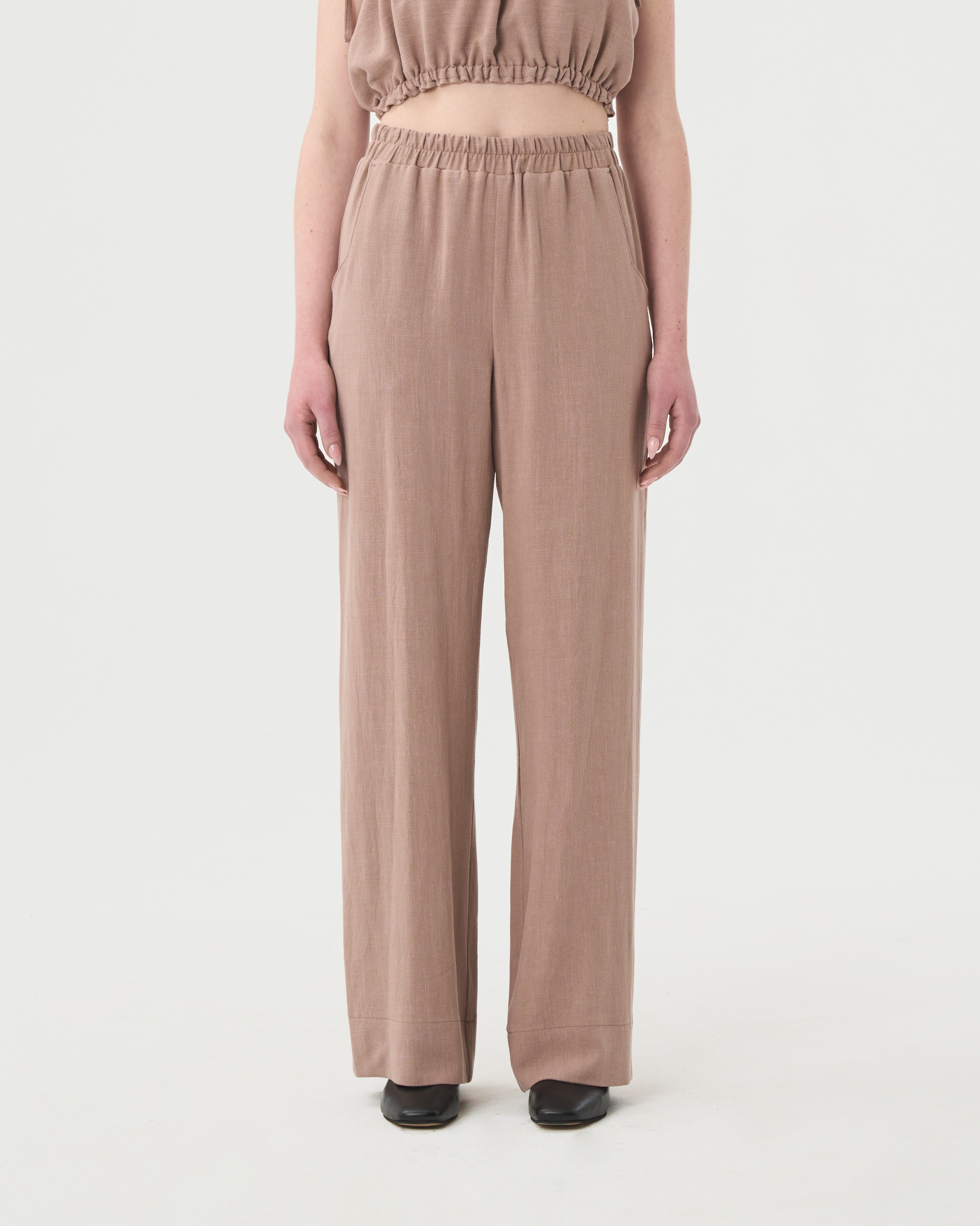 Pantalon en lin taupe pour femme.