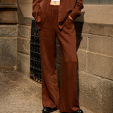 Pantalon brun large à taille haute.