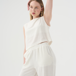 Détails. Pantalon taille élastique en lin blanc et camisole chic en lin blanc pour femme.
