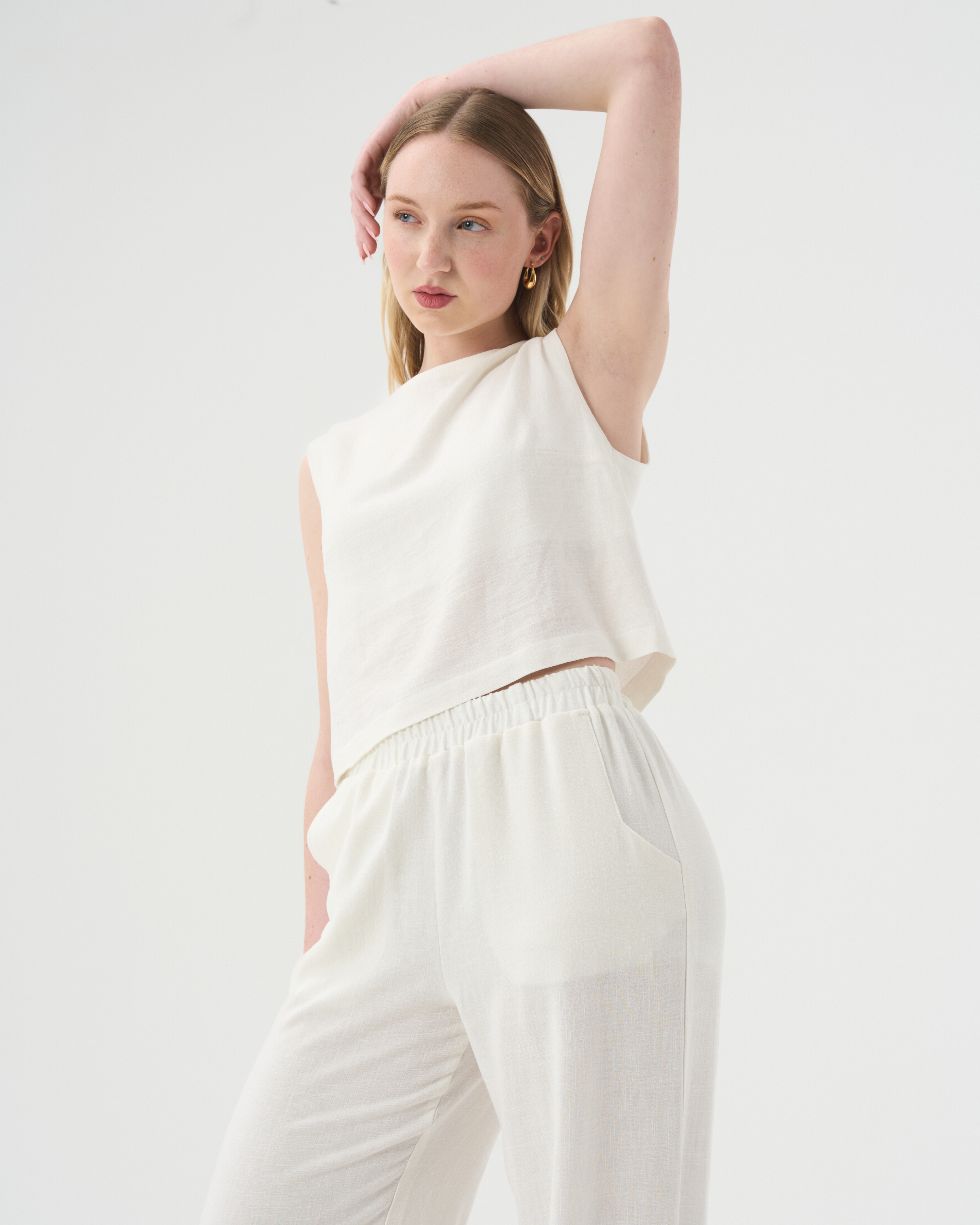 Détails. Pantalon taille élastique en lin blanc et camisole chic en lin blanc pour femme.