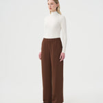Turtleneck blanc ivoire pour femme. Look d'automne. Chandail Turtleneck blanc ivoire pour femme et pantalon ample brun à taille élastique.