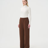 Turtleneck blanc ivoire pour femme. Look d'automne. Chandail Turtleneck blanc ivoire pour femme et pantalon ample brun à taille élastique.