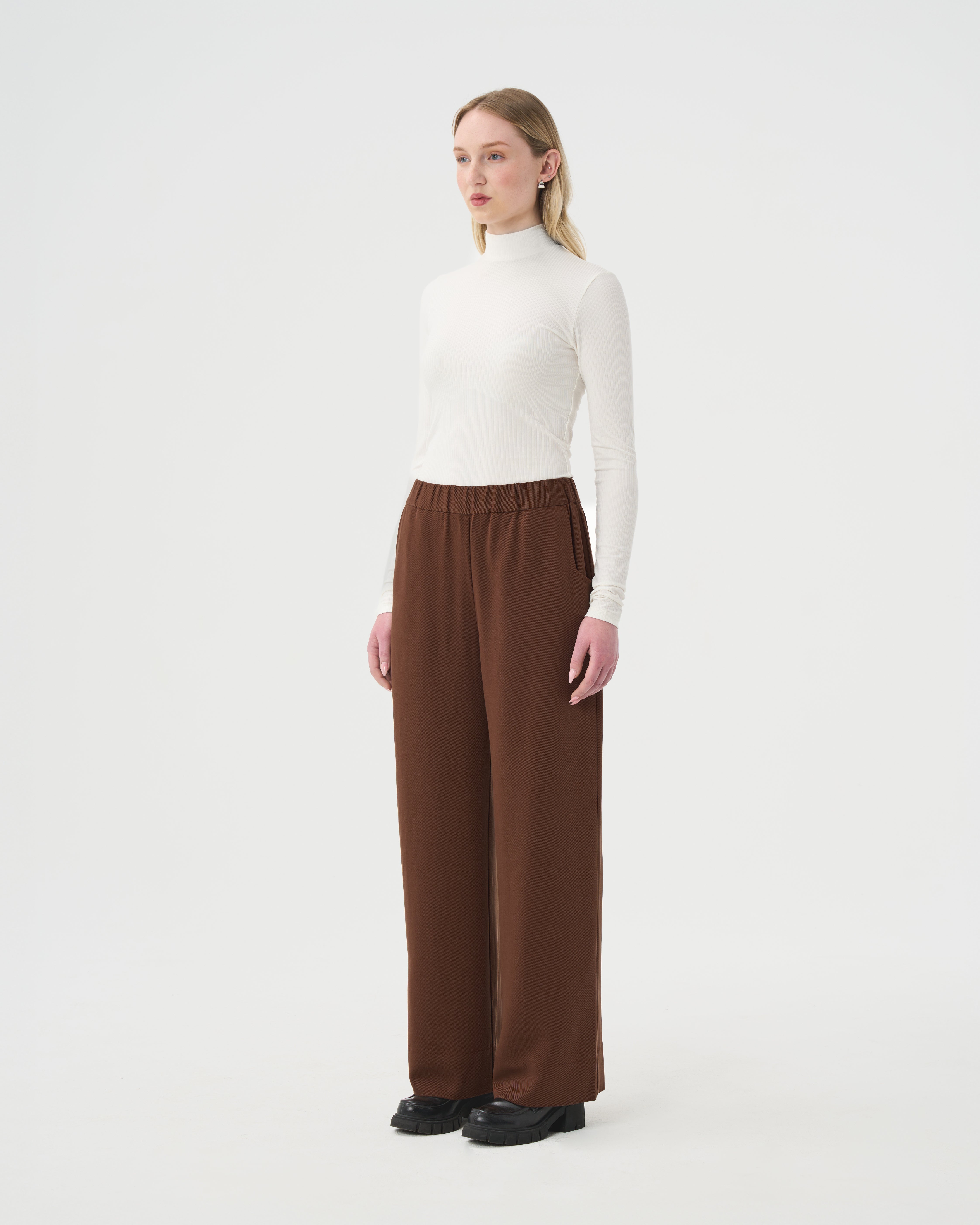 Turtleneck blanc ivoire pour femme. Look d'automne. Chandail Turtleneck blanc ivoire pour femme et pantalon ample brun à taille élastique.
