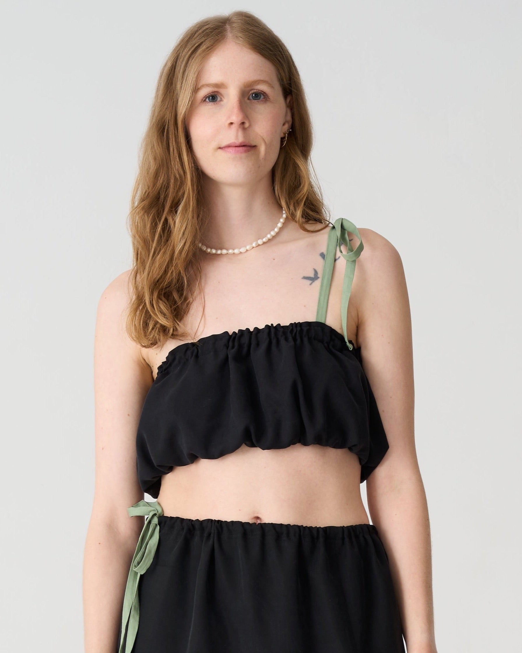 Haut noir et vert sauge en tencel à une bretelle pour femme. Haut ajustable.