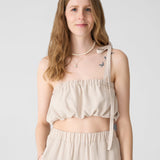Haut en lin couleur sable naturel pour femme. Haut ajustable pour l'été.