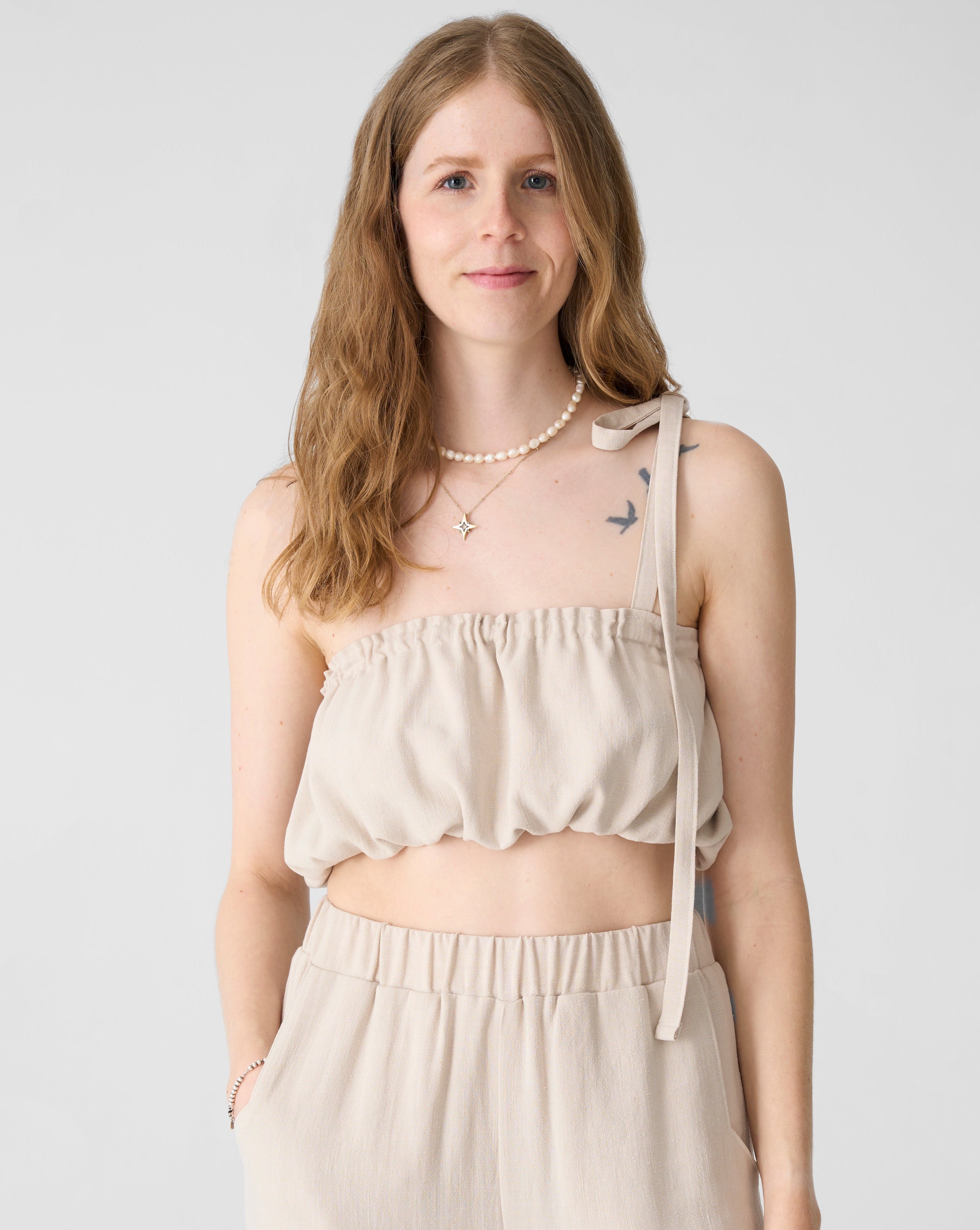 Haut en lin couleur sable naturel pour femme. Haut ajustable pour l'été.