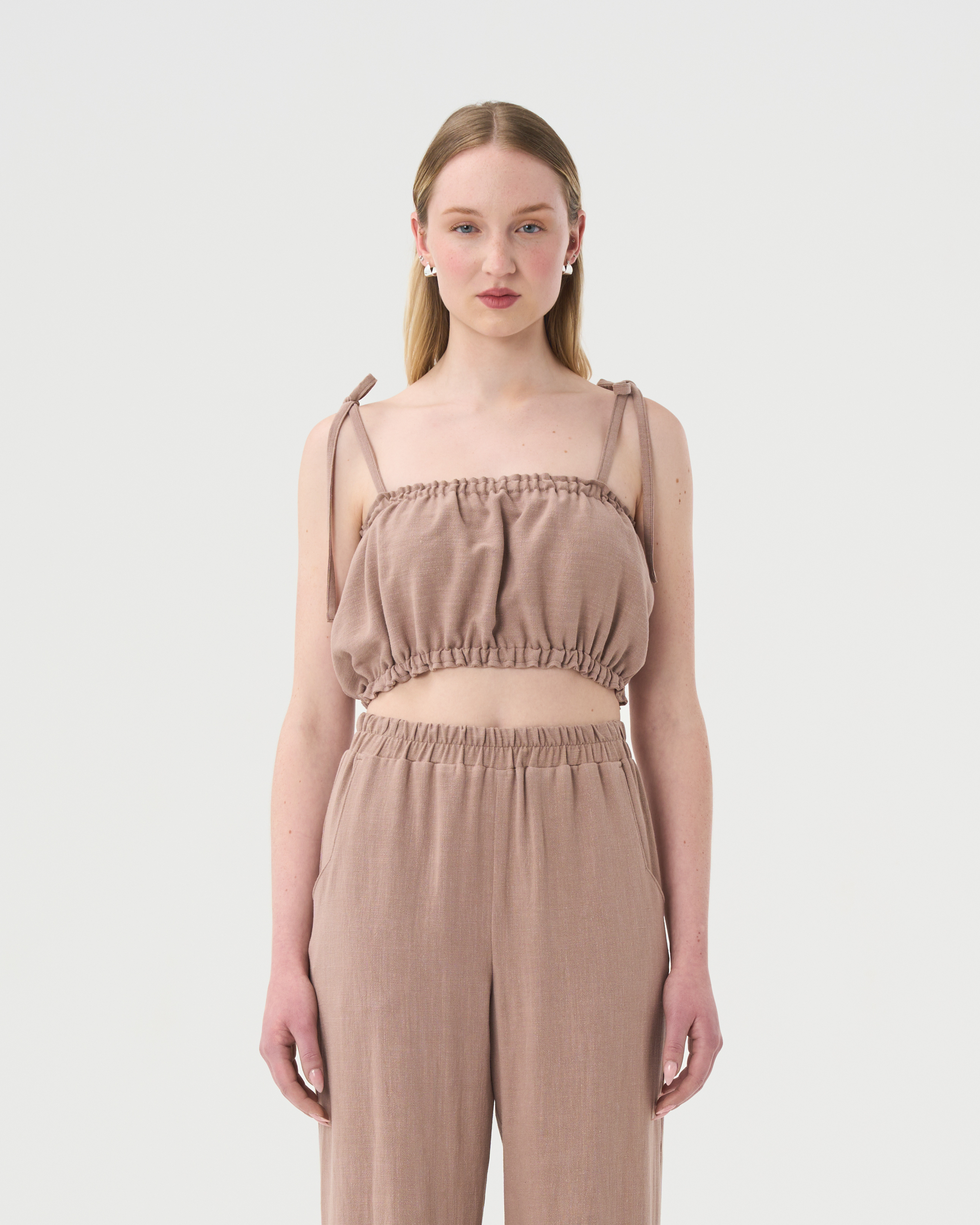Haut en lin à bretelles ajustables pour femme de couleur taupe, brun, naturel.