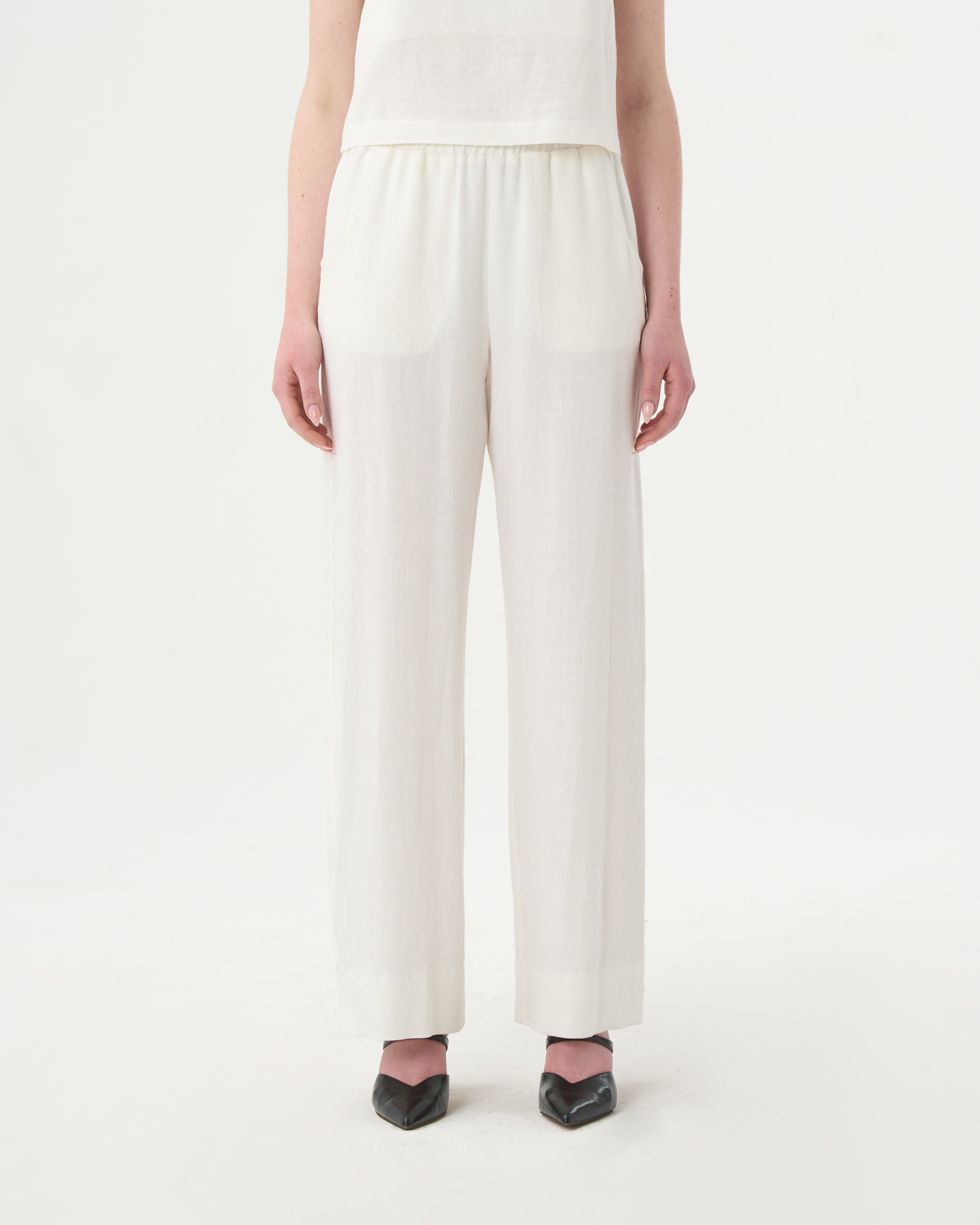 Pantalon ample en lin blanc pour femme.