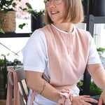 Plastron en lin pêche porté par la silhouette Claudie (M).