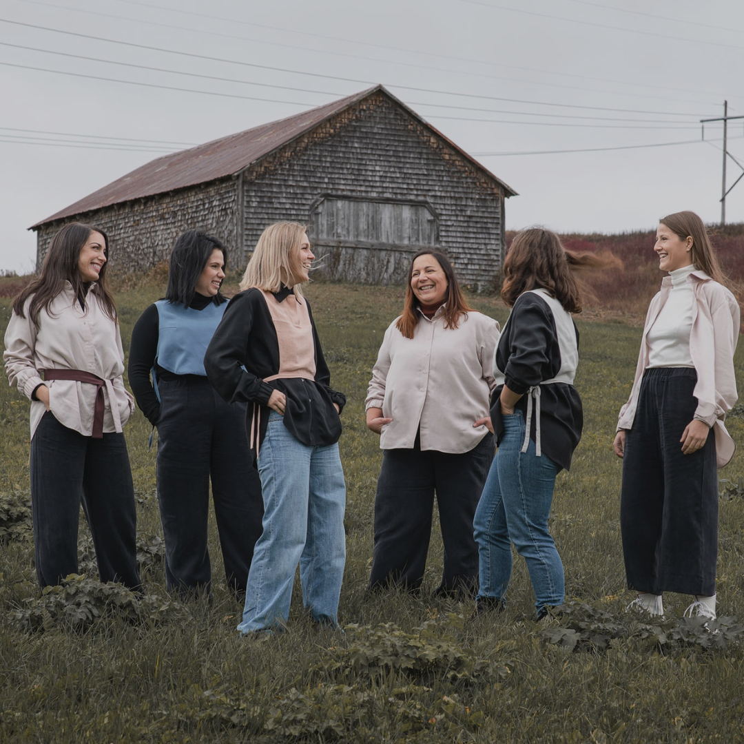 Trois silhouettes portant les vêtements VALERIE C. Une camisole, le pantalon noir, le plastron ainsi que la chemise. 