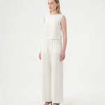 Pantalon et camisole classiques en lin blanc pour femme.