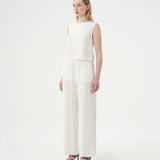 Pantalon et camisole classiques en lin blanc pour femme.