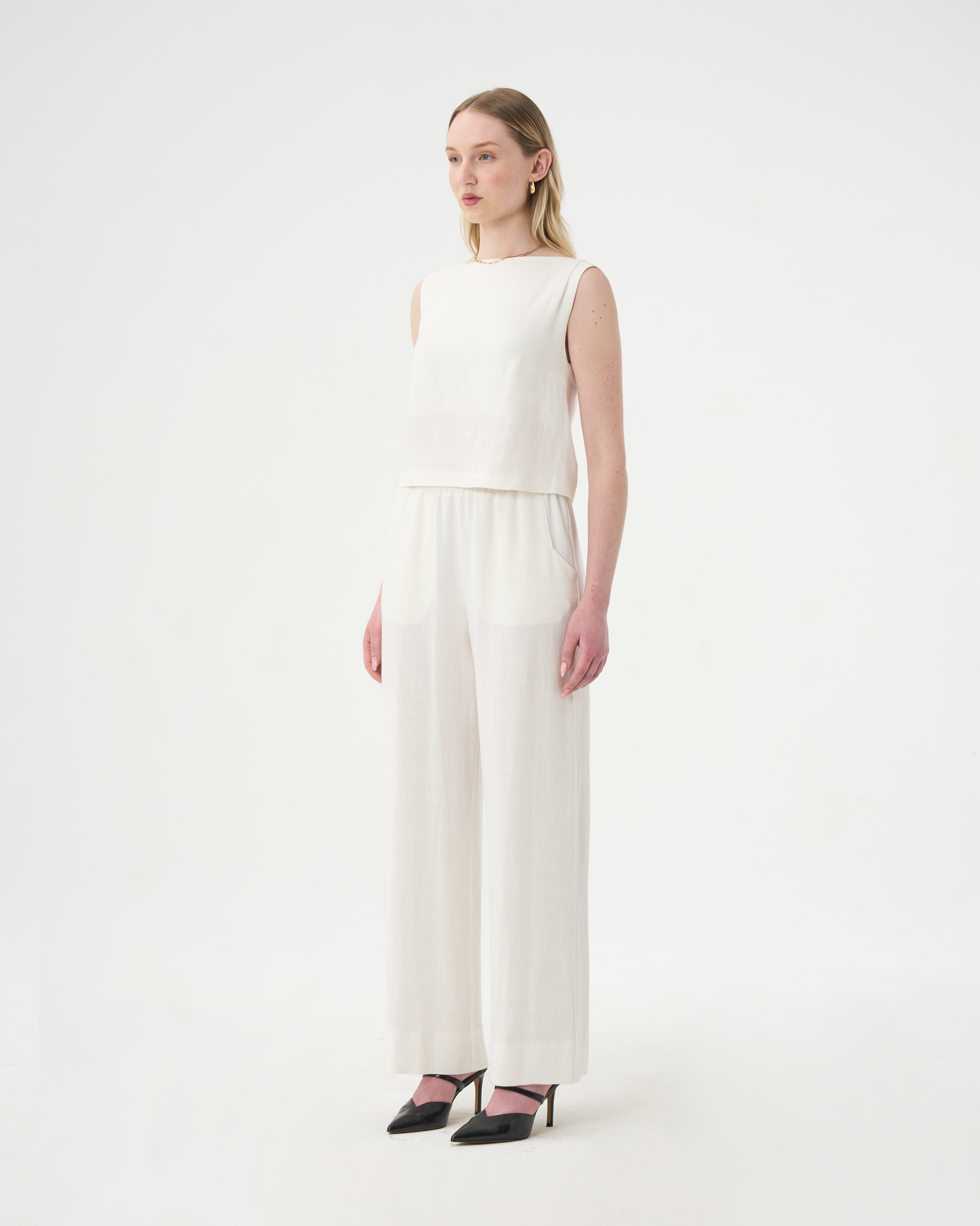 Pantalon et camisole classiques en lin blanc pour femme.