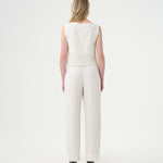 Pantalon et camisoles classiques en lin blanc pour femme. 