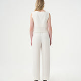 Pantalon et camisoles classiques en lin blanc pour femme. 
