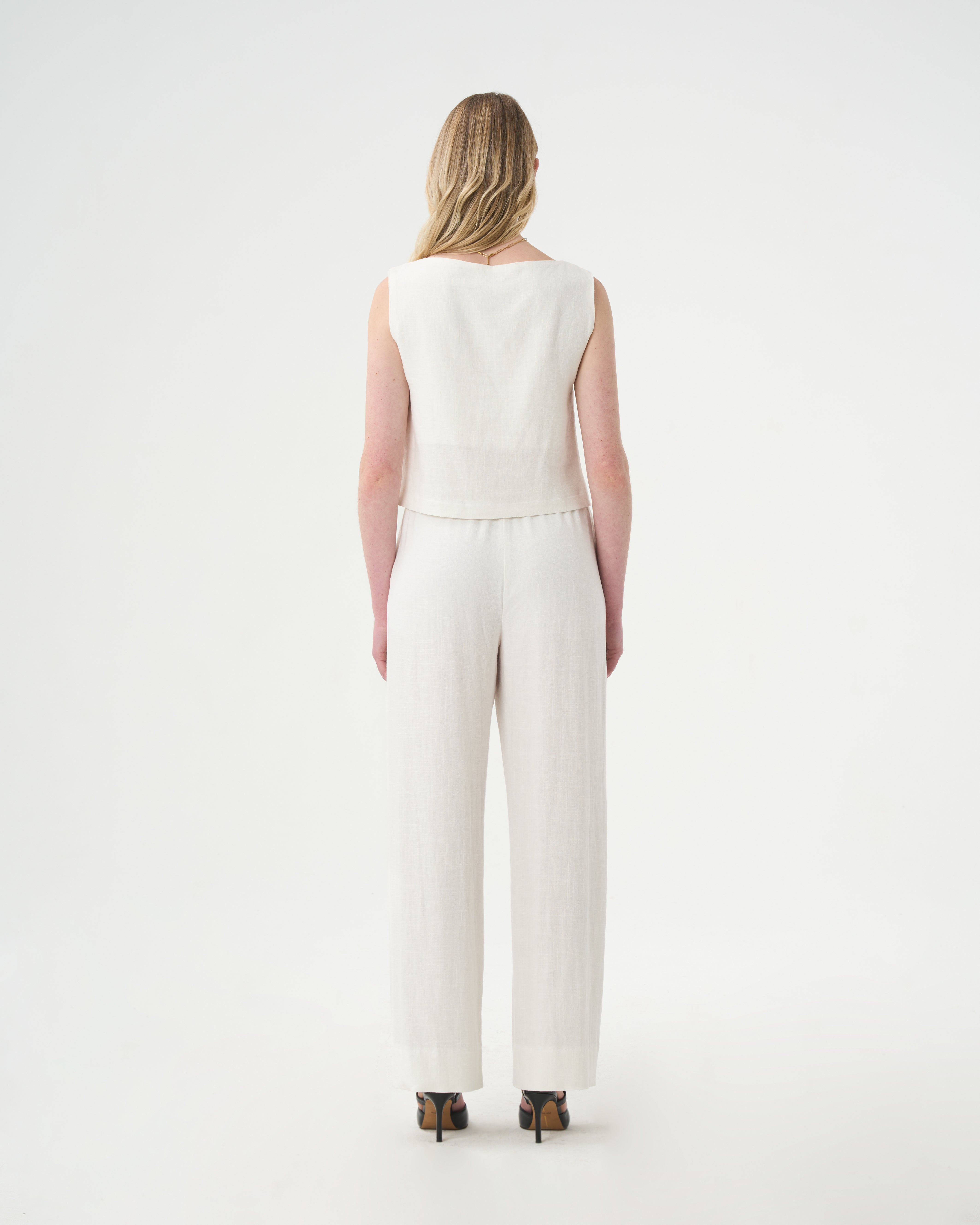 Pantalon et camisoles classiques en lin blanc pour femme. 