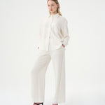 Ensemble de lin pour femme. Chemise et pantalon classiques en lin blanc pour femme. 