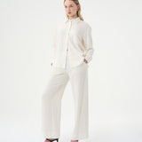Ensemble de lin pour femme. Chemise et pantalon classiques en lin blanc pour femme. 