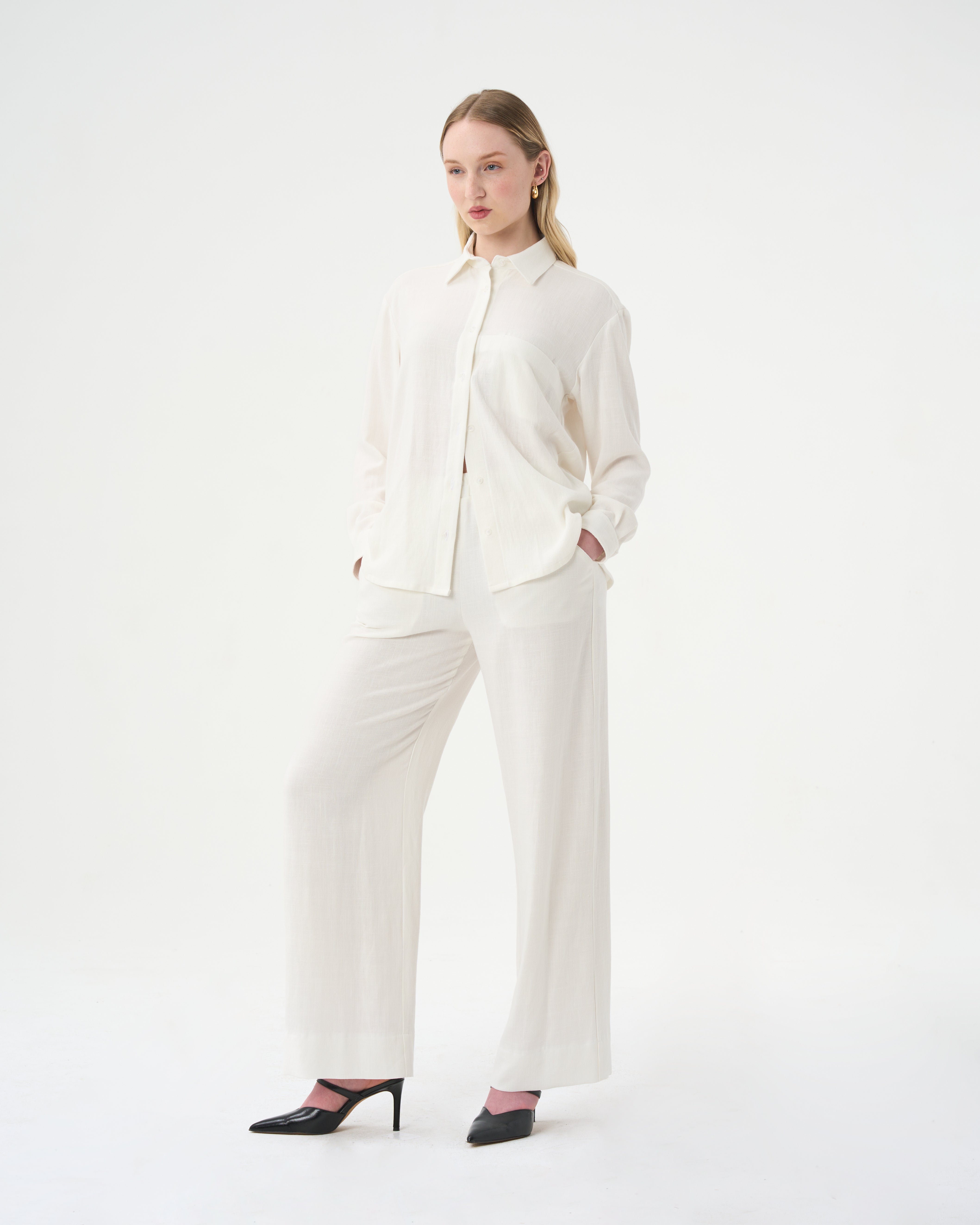 Ensemble de lin pour femme. Chemise et pantalon classiques en lin blanc pour femme. 